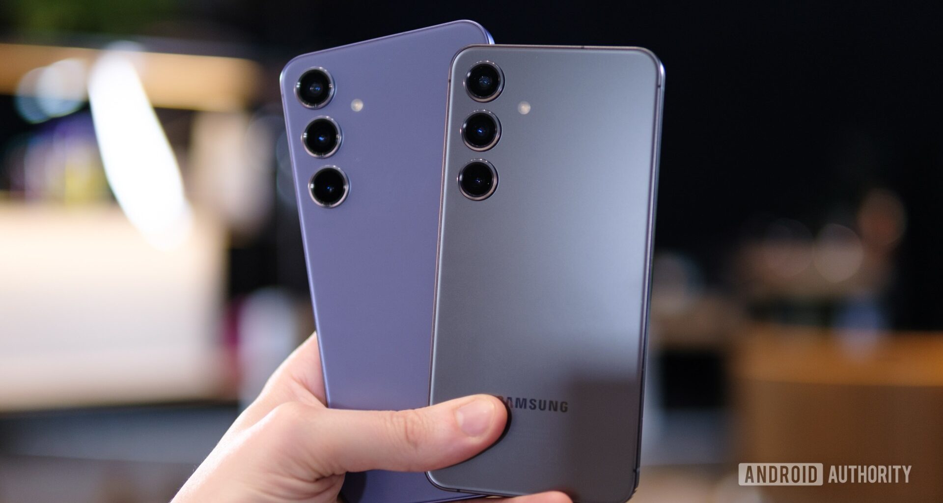 Samsung Galaxy S24 Plus vs Samsung Galaxy S24 in hand