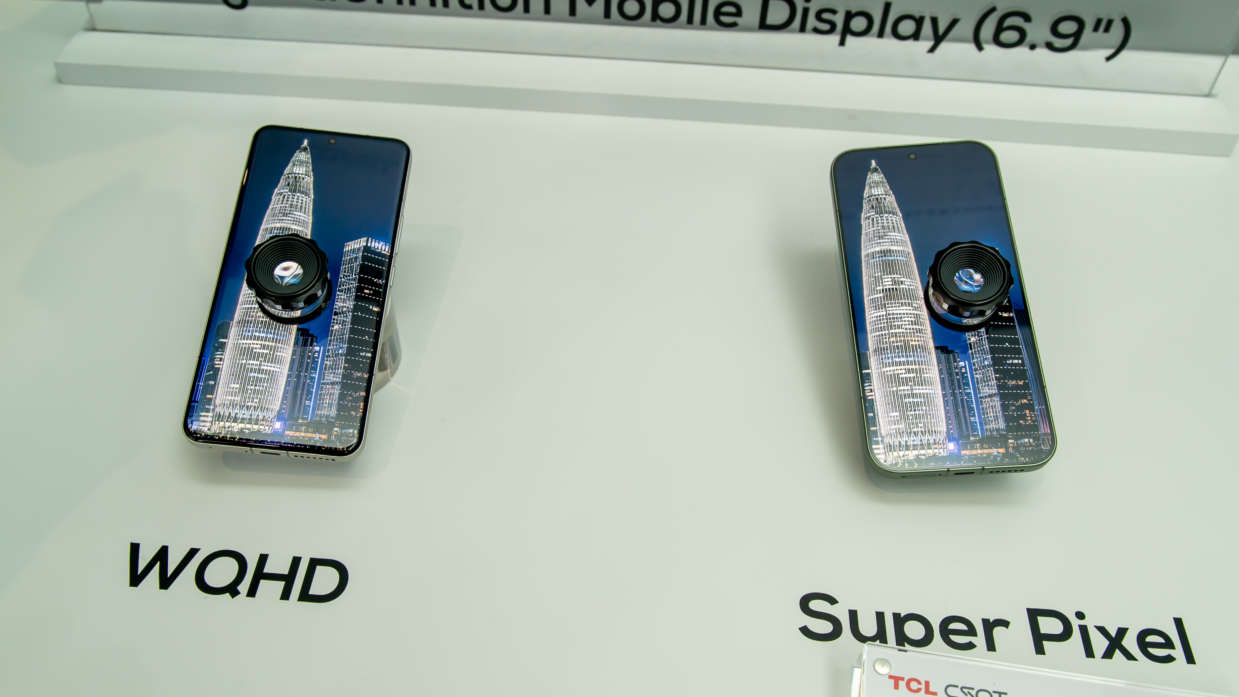 Comparison between a WQHD display and a Super Pixel display