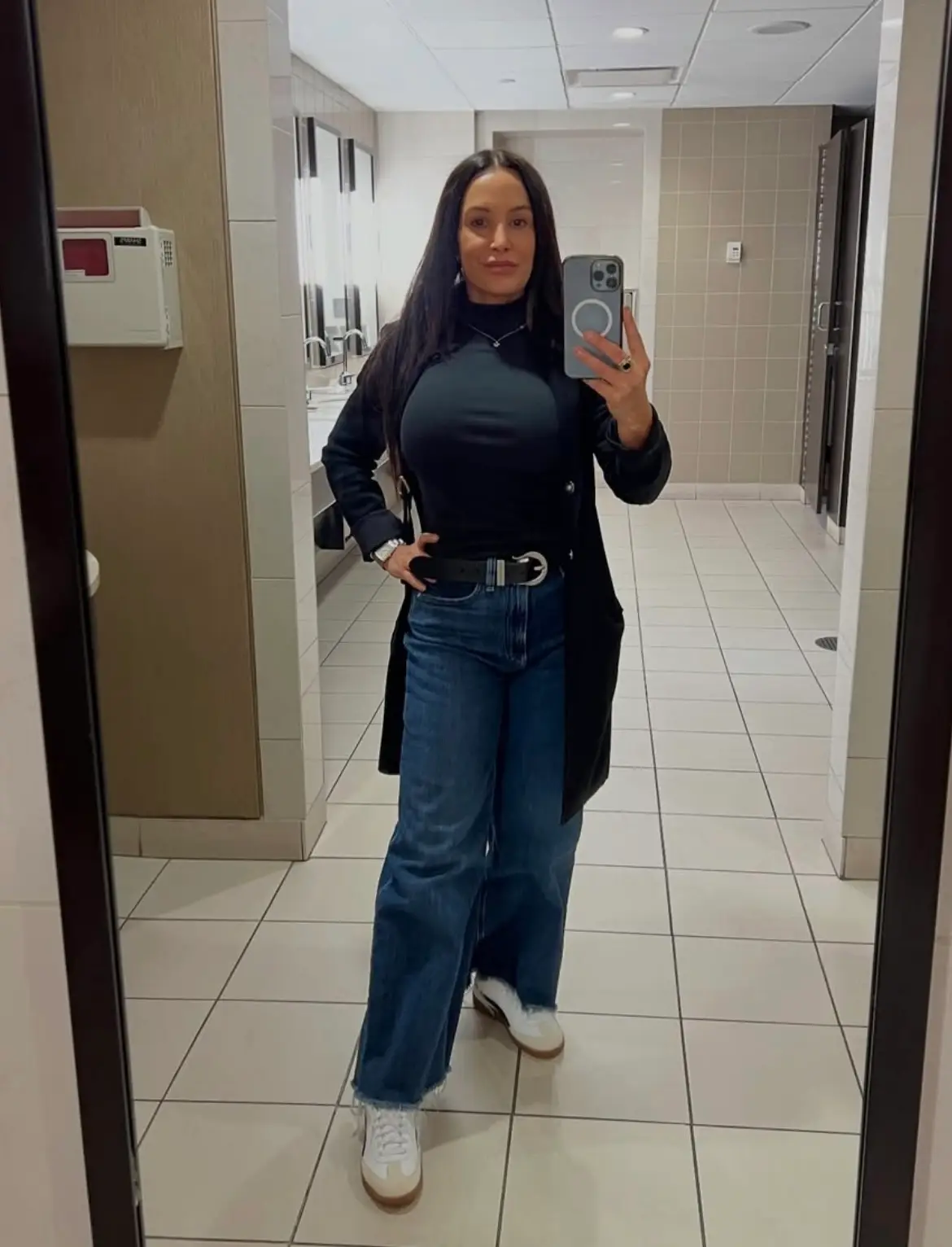 Lisa Ann has shared a throwback photo with fans to show what she looked like before removing her implants (Instagram/@thereallisaann)