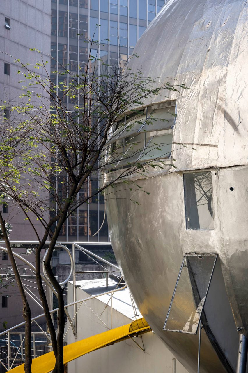 The facade of Casa Bola