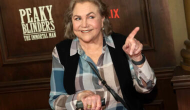 Kathleen Turner, 71, Corrects Photographers After They Address Her by Her First Name During Rare Red Carpet Appearance