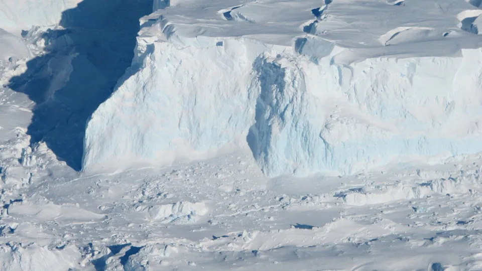 James Youngel/NASA - PHOTO: Thwaites Glacier in West Antartica.