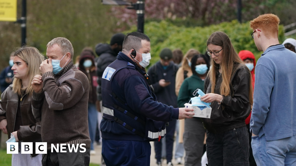 Was response to 'unprecedented' meningitis outbreak too slow? - BBC
