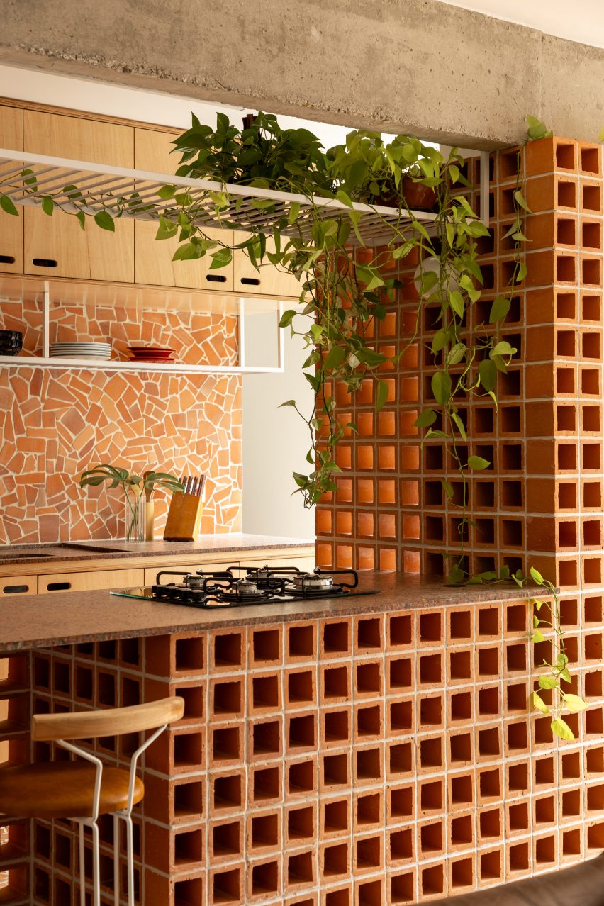 Kitchen peninsula in a São Paulo apartment that's built around cobogó blocks