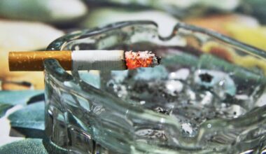 How cigarette smoke speeds up eye aging