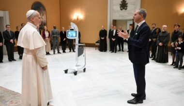 Pope receives advanced telehealth device for children‘s healthcare