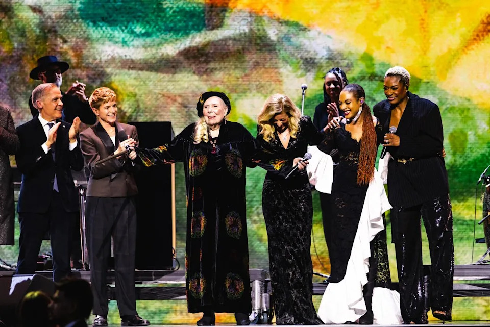 Joni Mitchell was joined onstage at the 2026 Juno Awards by a cast of Canadian musicians as she was honoured with the Lifetime Achievement Award