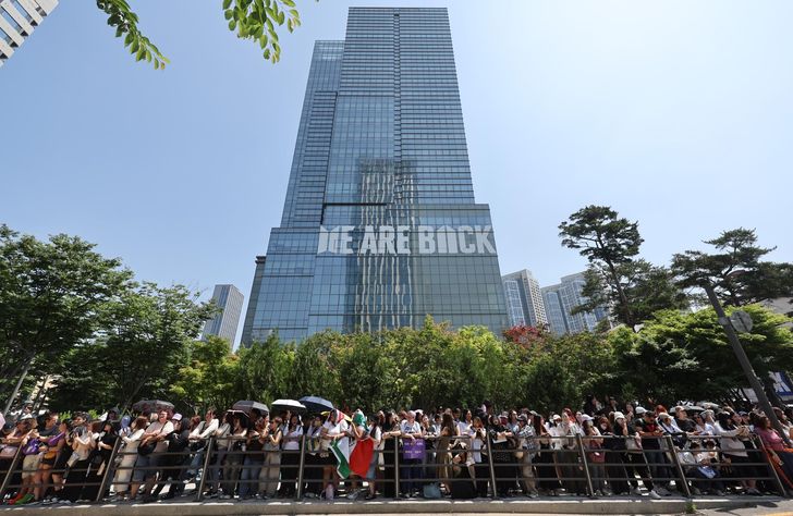 Fans of K-pop boy band BTS, known collectively as ARMY, gather outside HYBE Labels headquarters in Yongsan District, Seoul, June 11, 2025, to celebrate the military discharge of members Jimin and Jung Kook. Yonhap