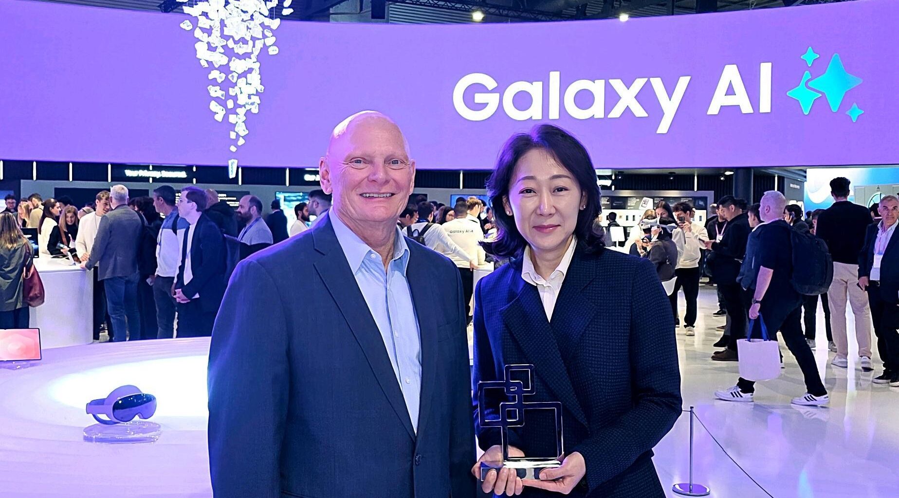 Choi Seung-eun, right,  executive vice president and head of the Marketing Center for the Mobile Experience Division at Samsung Electronics, poses with GSMA CEO John Hoffman after the Samsung Galaxy S26 Ultra received the Best in Show award during MWC 2026 in Barcelona, Wednesday (local time). The global mobile communications association awards the most innovative products in the mobile industry by holding the Global Mobile Awards on the sidelines of MWC. Courtesy of Samsung Electronics
