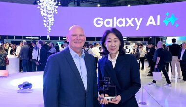 Choi Seung-eun, right,  executive vice president and head of the Marketing Center for the Mobile Experience Division at Samsung Electronics, poses with GSMA CEO John Hoffman after the Samsung Galaxy S26 Ultra received the Best in Show award during MWC 2026 in Barcelona, Wednesday (local time). The global mobile communications association awards the most innovative products in the mobile industry by holding the Global Mobile Awards on the sidelines of MWC. Courtesy of Samsung Electronics