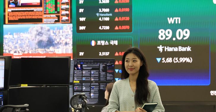 The dealing room of Hana Bank in Seoul, Tuesday. Yonhap