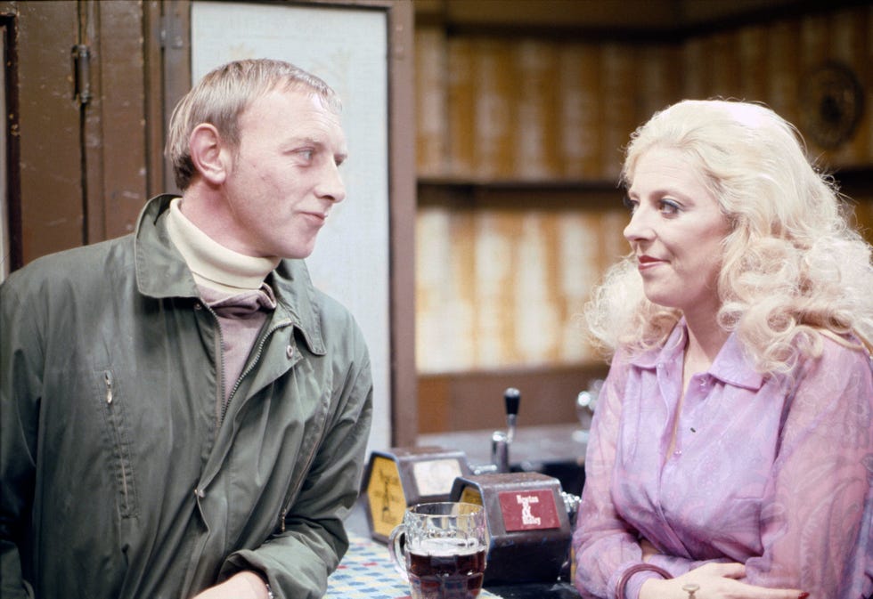 eric allan as les fox and julie goodyear as bet lynch, coronation street 1977