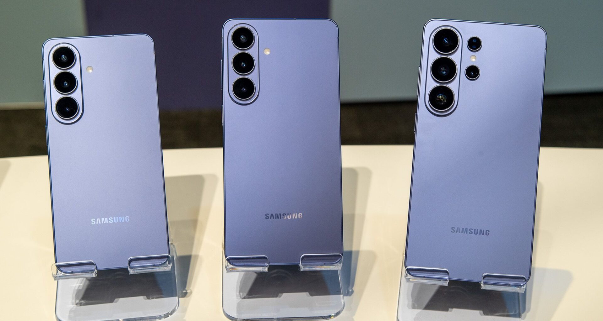 Galaxy S26 seems to have an extra NFC antenna that'll make me fly in and out of stores