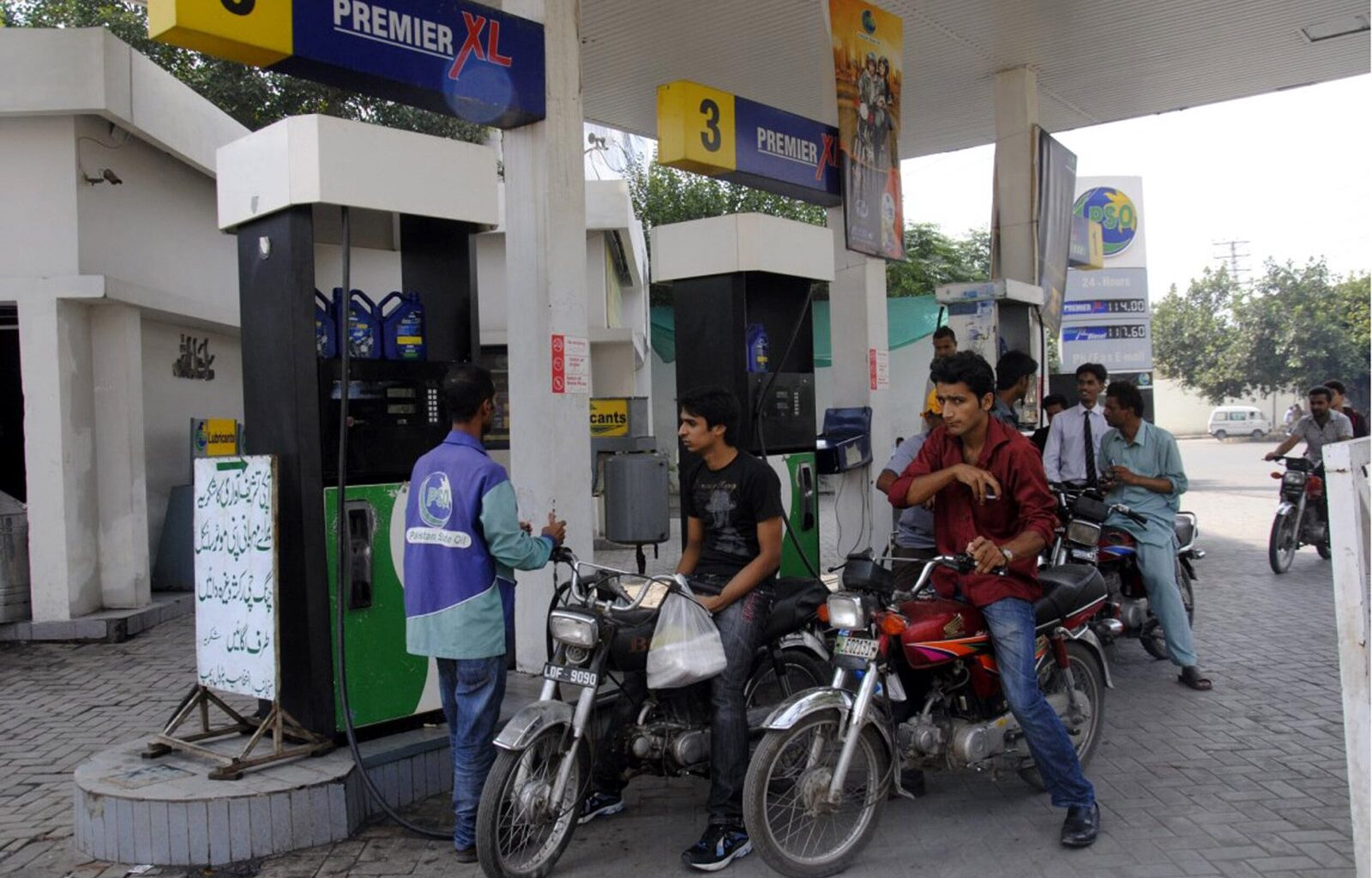 Sharp Fuel Price Hike in Pakistan Turns Painful for Millions Ahead of Eid
