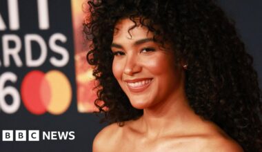 Olivia Dean crowned new UK queen of pop as Brit Awards hit the north - BBC