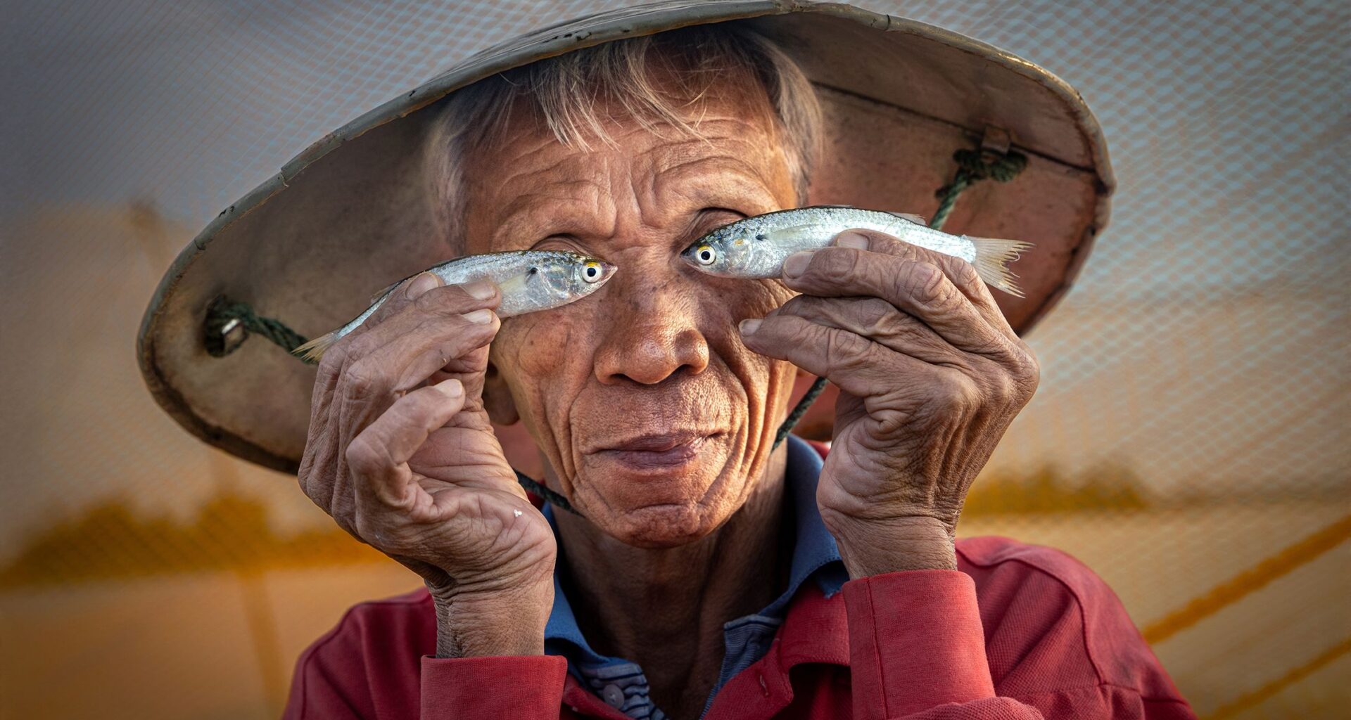 This amateur photographer beat 14,500+ entries to win top prize with this playful portrait of a Vietnamese fisherman