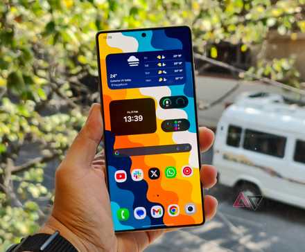 A person holding the Galaxy S25 Ultra showing the home screen