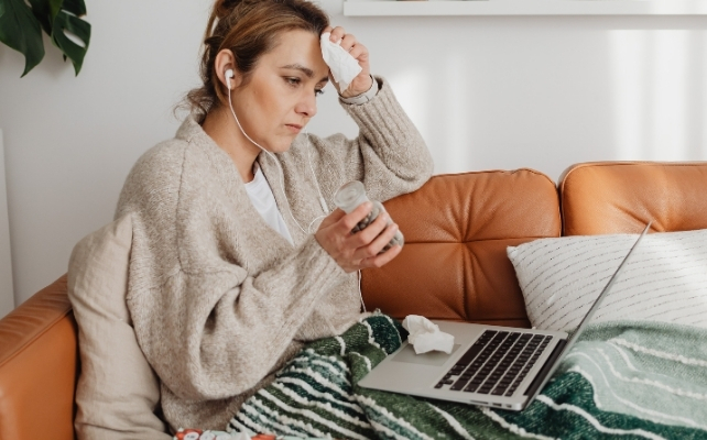woman on the couch with her laptop