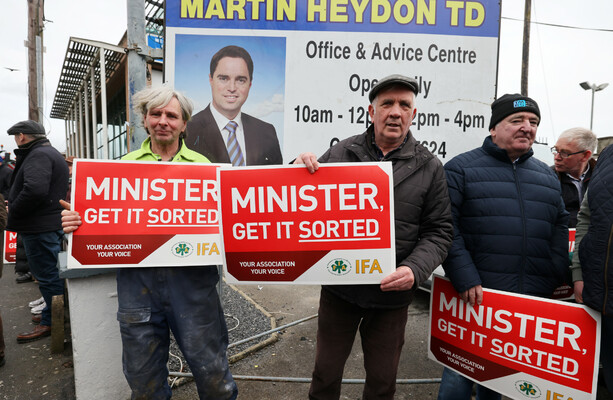 Farmers protest outside Agriculture Minister’s constituency office over Bord Bia dispute - The Journal