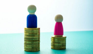 Men feel more comfortable asking for pay rise and expect to earn €11,000 more than women - The Journal