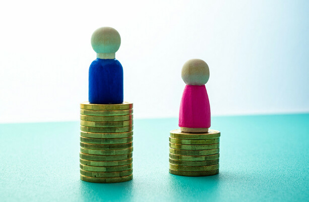 Men feel more comfortable asking for pay rise and expect to earn €11,000 more than women - The Journal