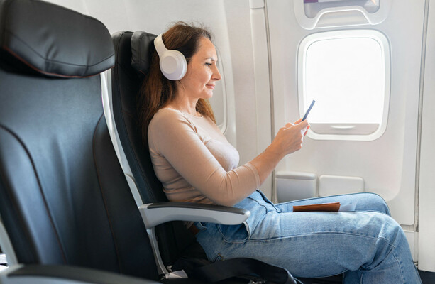 United Airlines is clamping down on its headphone policy – should other airlines follow suit? - The Journal