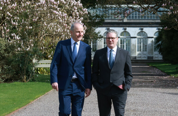 Taoiseach and Starmer enjoy a stroll in Fota House and back plans for 'Philomena’s Law' - The Journal