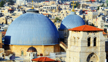 Israeli police prevent church officials from entering Jerusalem church for Palm Sunday mass