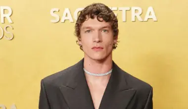 Connor Storrie Wears Diamond Choker After Hosting SNL, Presents at Actor Awards