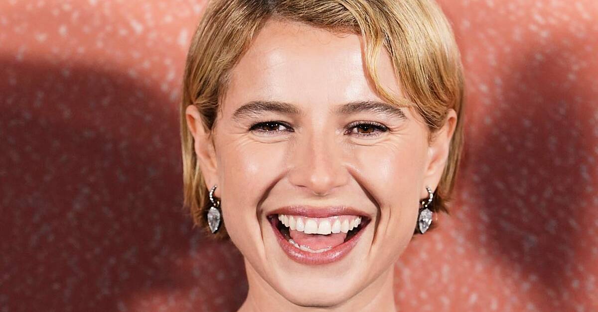 Jessie Buckley says she is ‘lover of cats’ as actress clarifies earlier comments