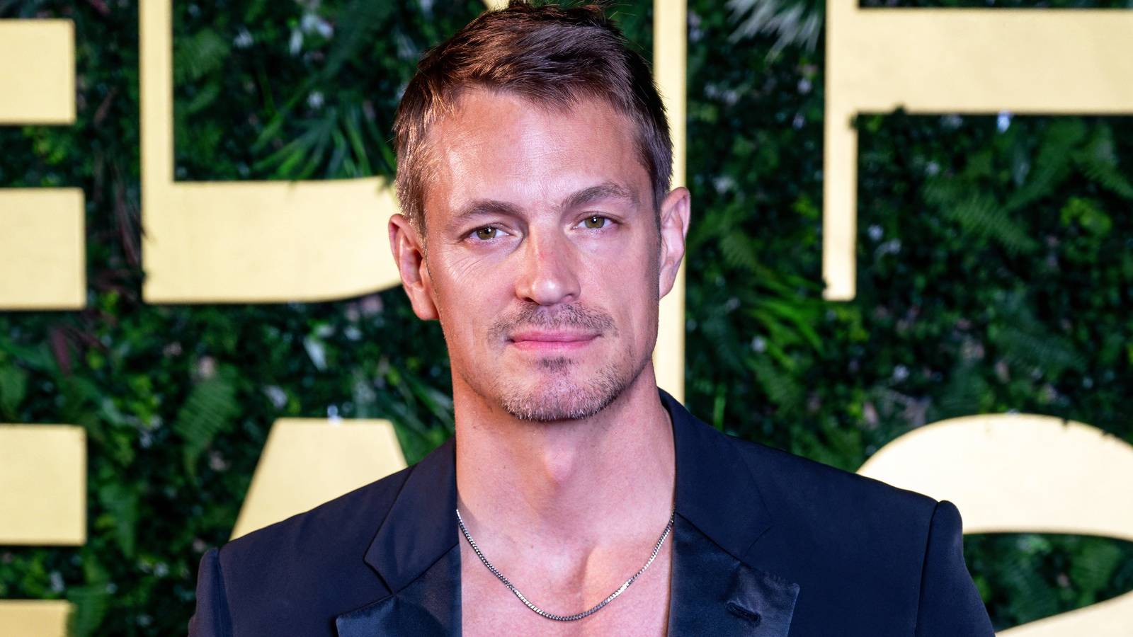 Joel Kinnaman on the red carpet