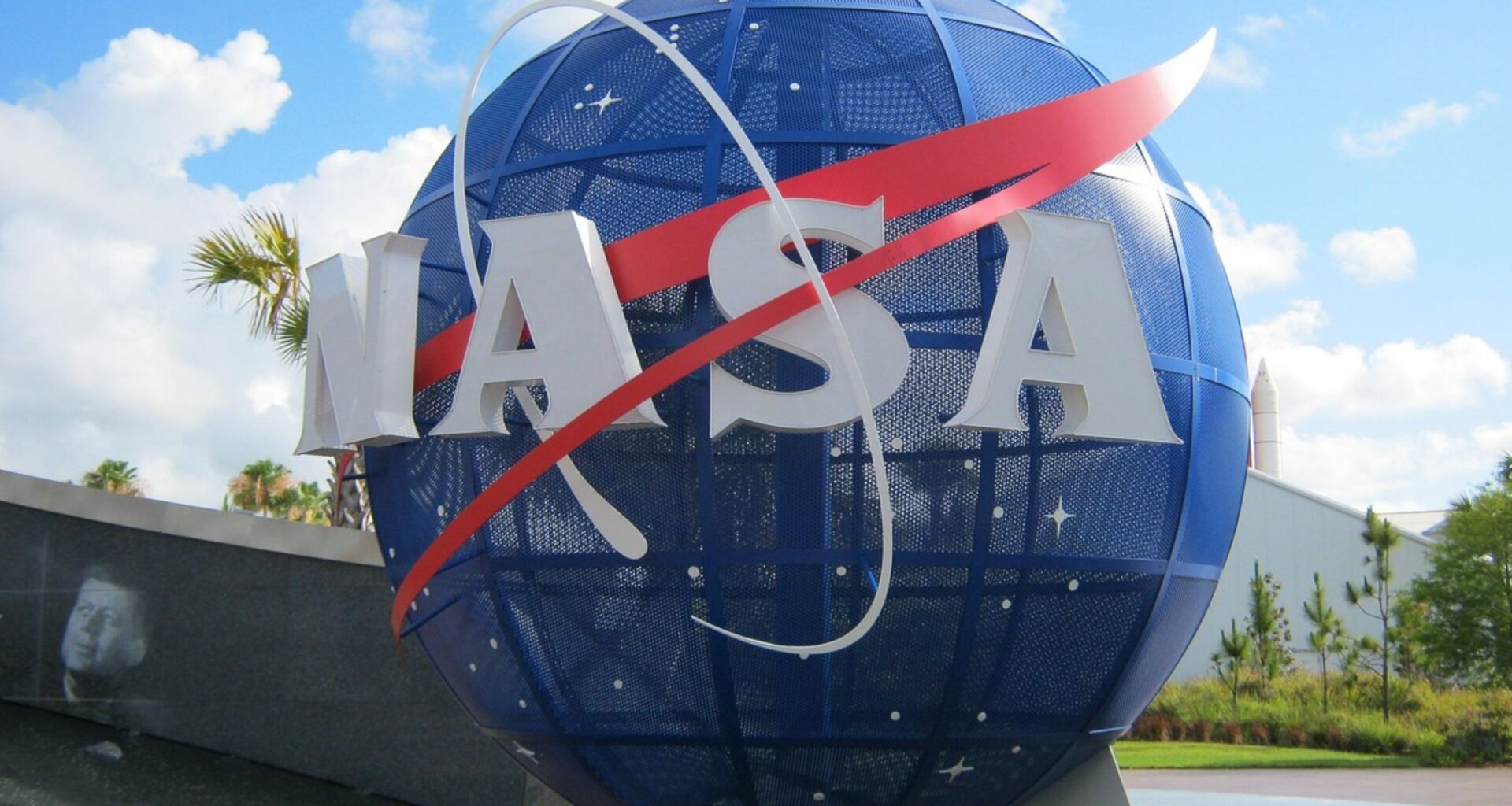 NASA commissions SpaceX to launch asteroid-tracking telescope