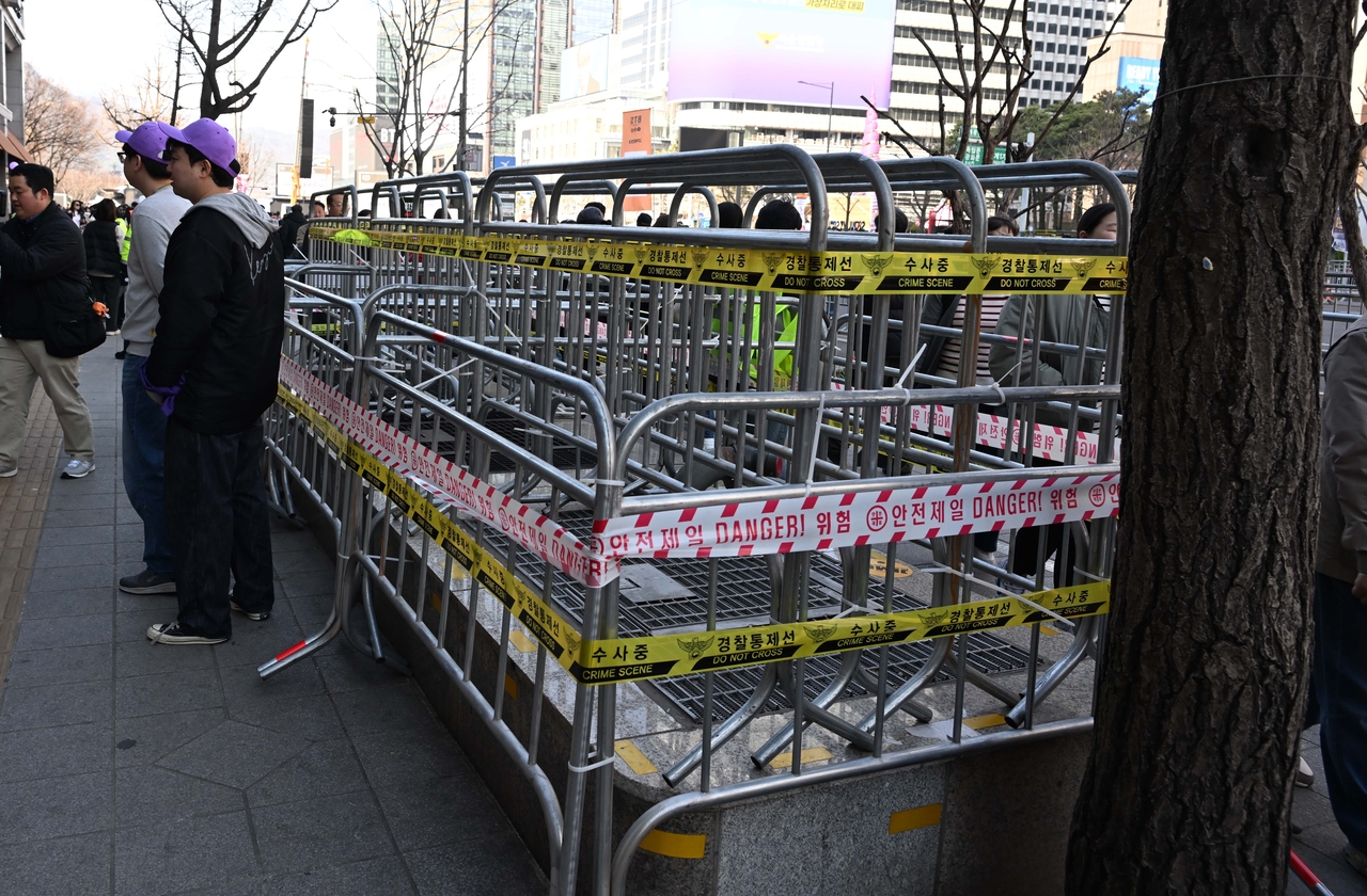 Fences are installed around a subway ventilation grate near Gwanghwamun Square in Seoul.  (The Korea Herald/ Lee Sang-sub)
