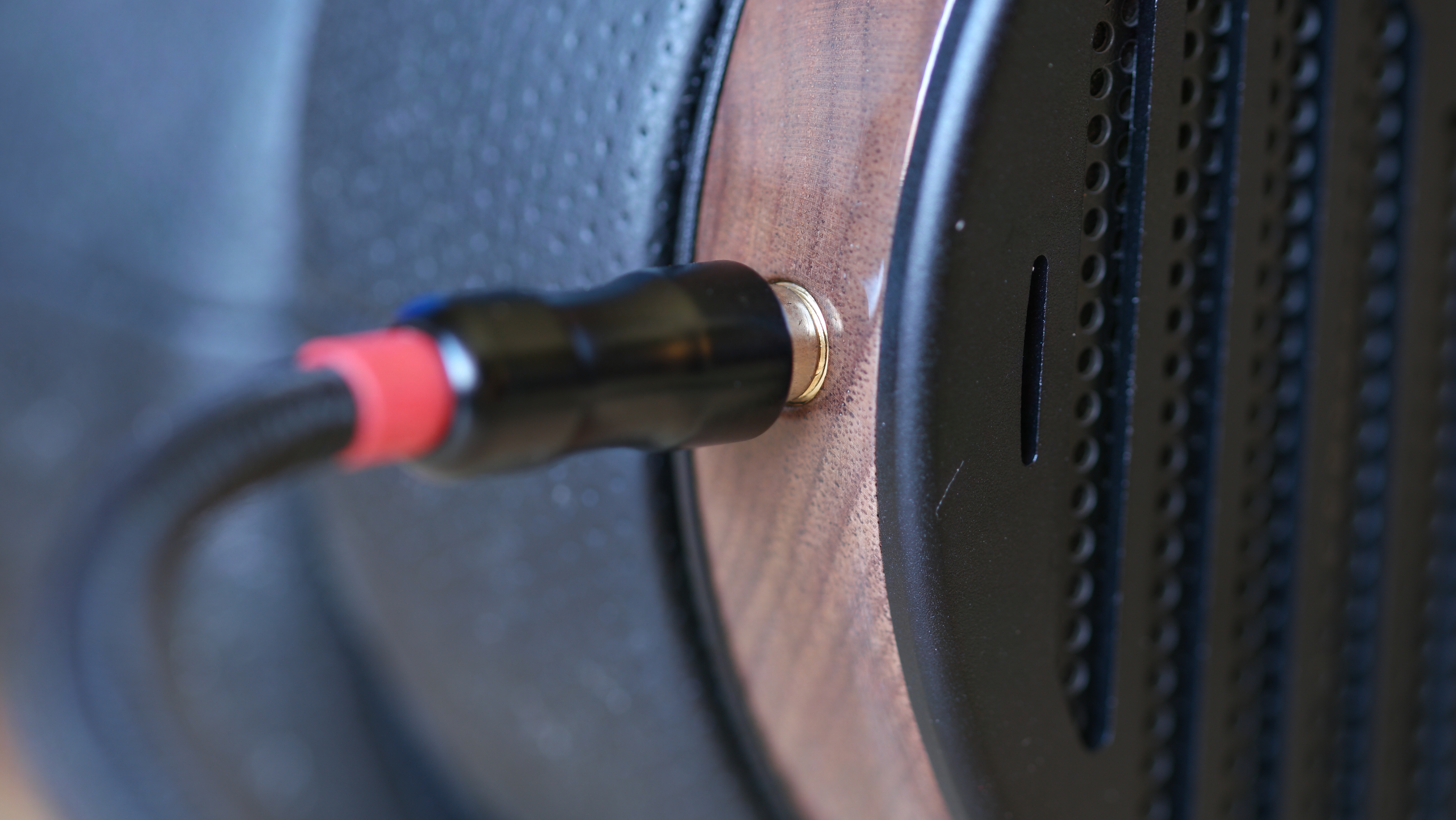 Fosi Audio i5 headphones 3.5mm connection and cable