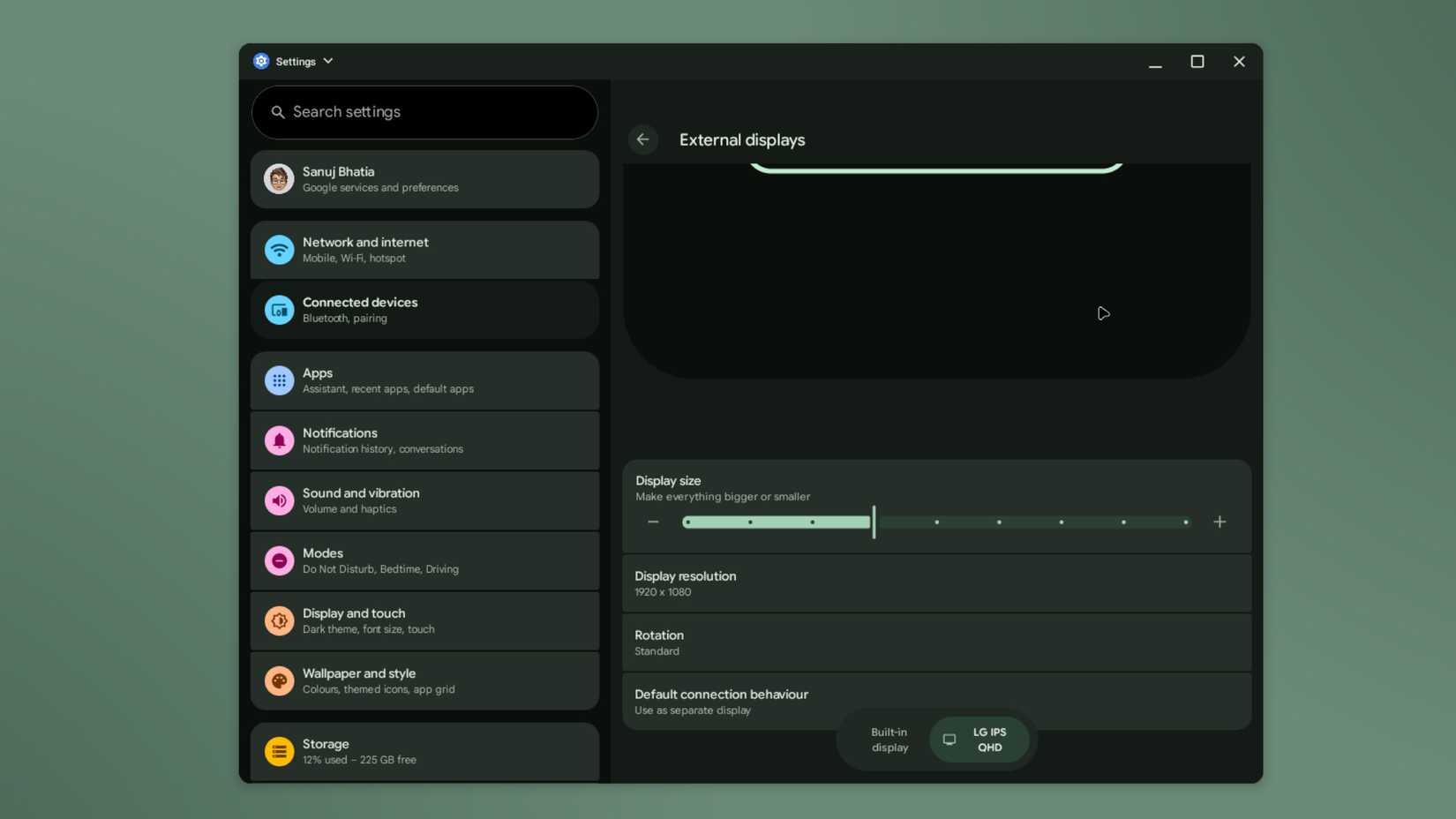 External display settings with resolution and scaling options in desktop mode