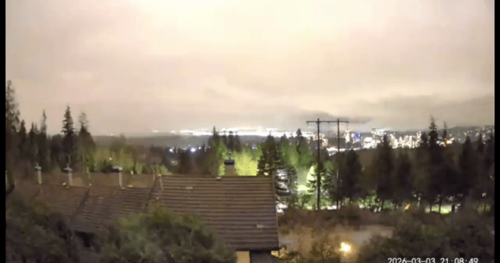 Meteor visible, booms heard across B.C.’s South Coast - BC