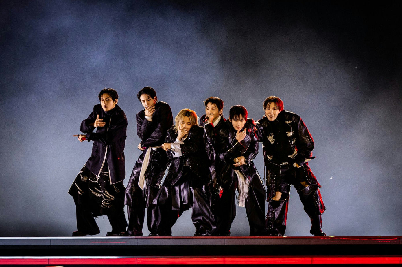 people-BTS (Group)-performance-stage-dark lighting-black outfits-six members