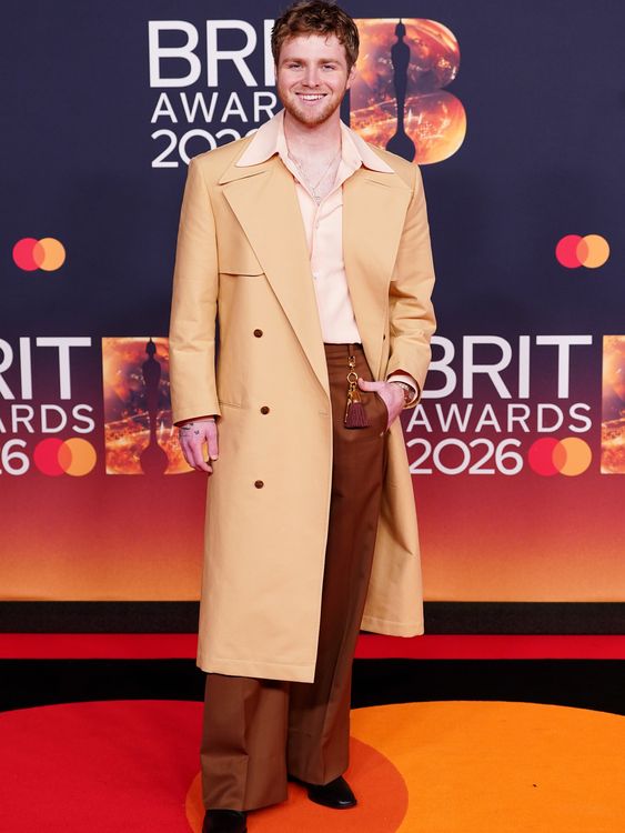 Singer Alex Warren in autumnul hues and a trench coat. Pic: PA