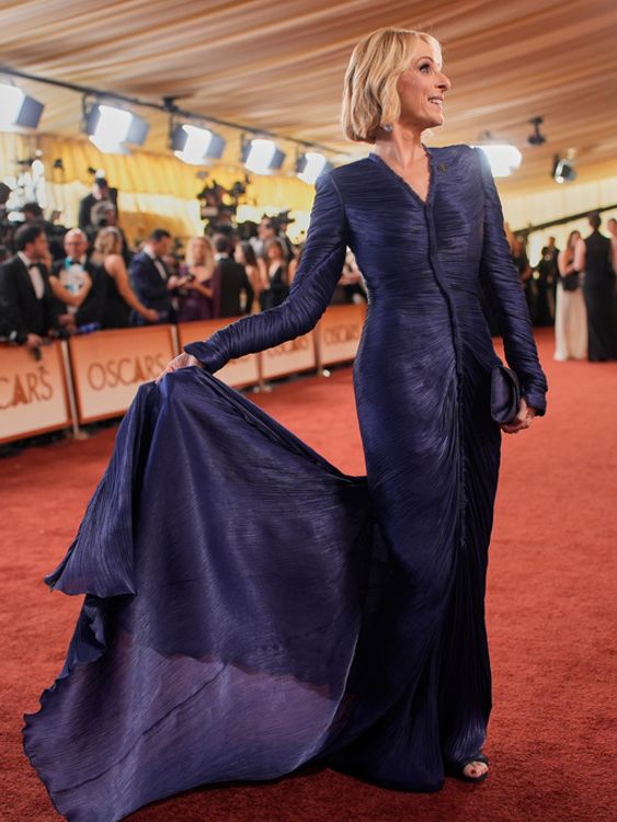 Marlee Matlin striking a pose in indigo blue. Pic: AP