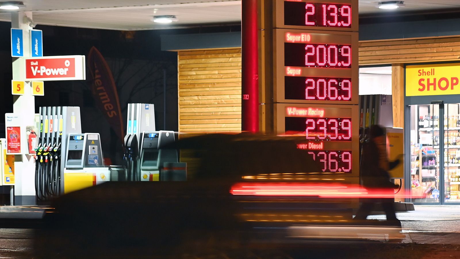 US central bank predicts inflation rise from Iran war as oil prices surge again | Money News