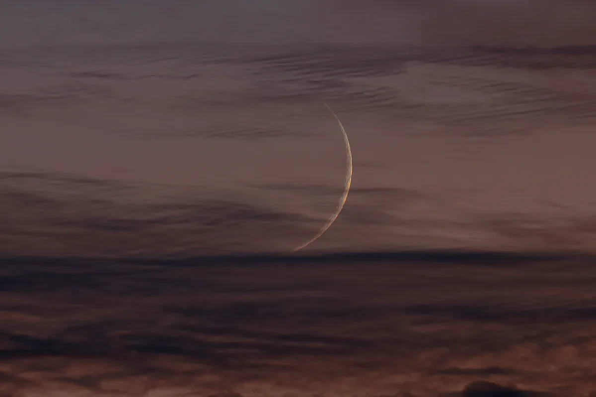 A thin crescent Moon. Credit: Pete Lawrence