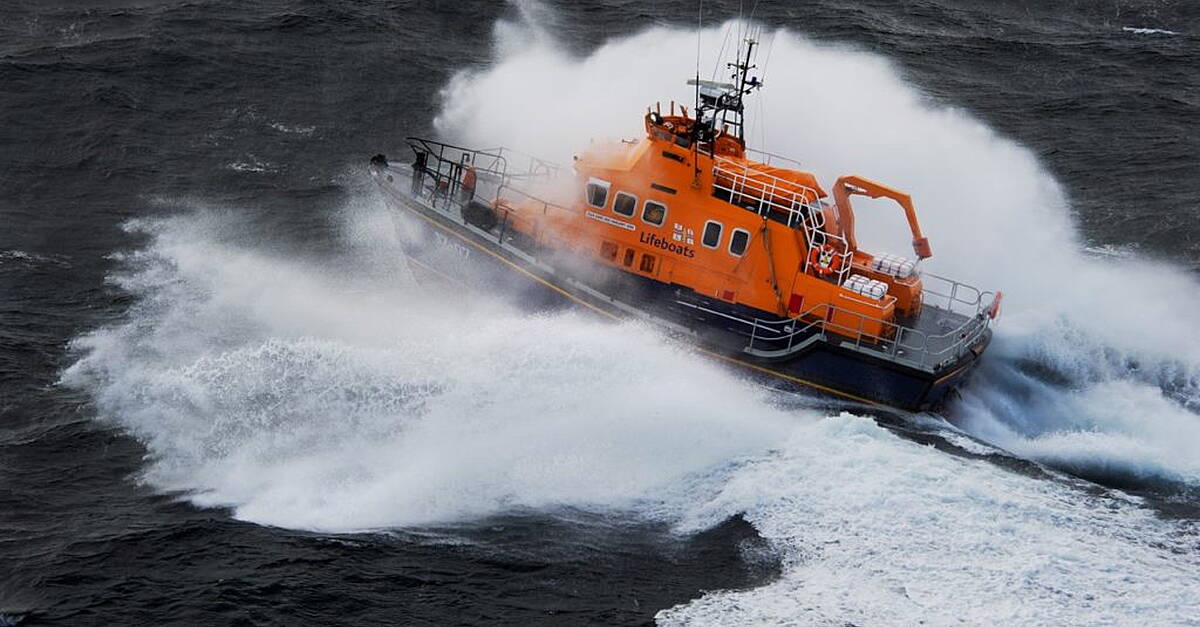 Two people rescued from sinking fishing boat in South Kerry