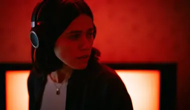 Nina Kiri in undertone