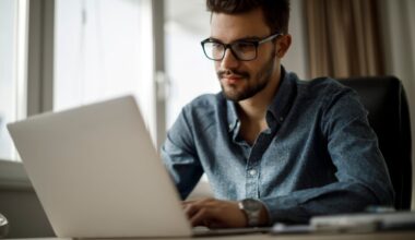 An investor works on a laptop.
