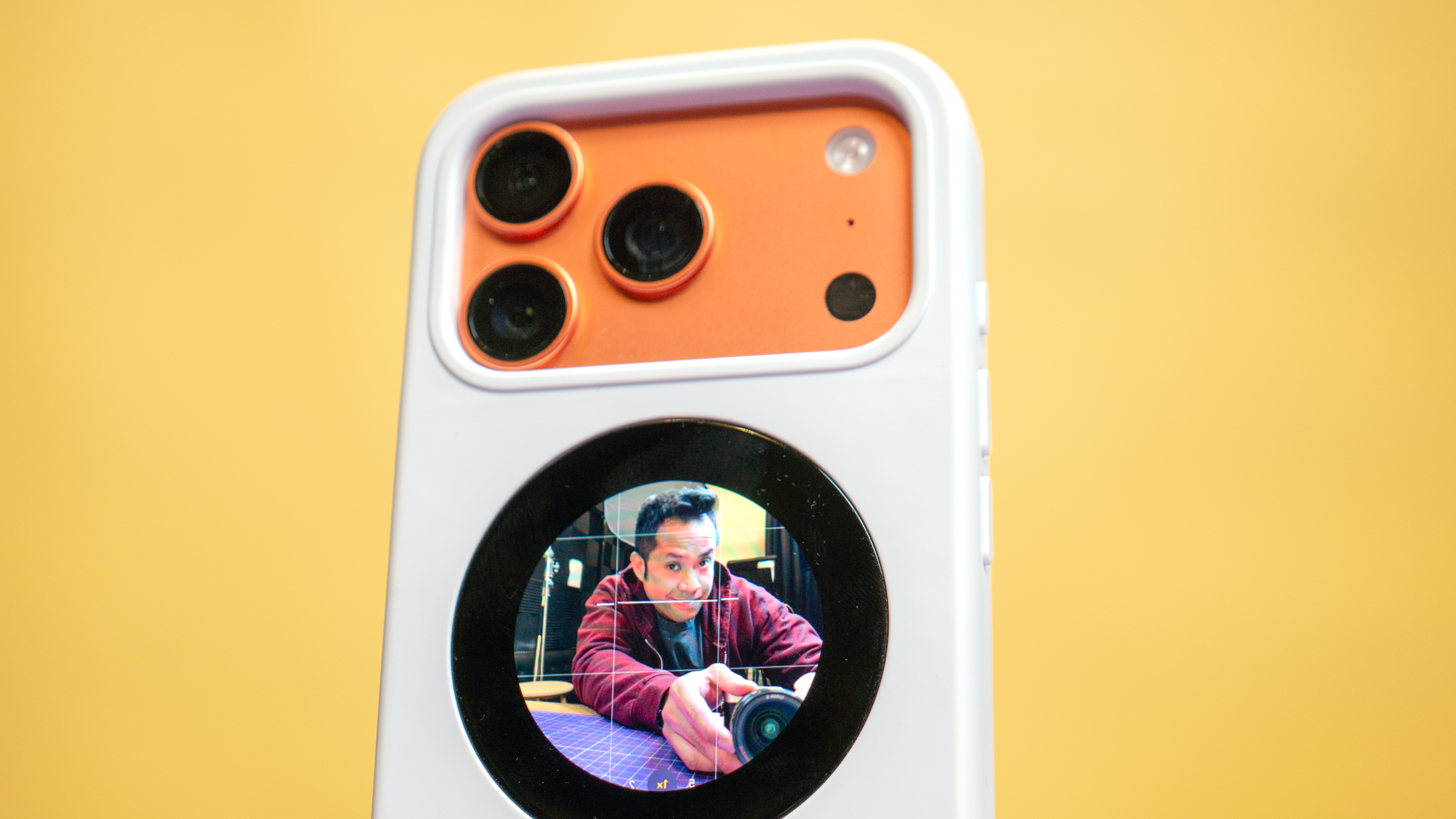 Dockcase Selfix on iPhone 17 Pro.