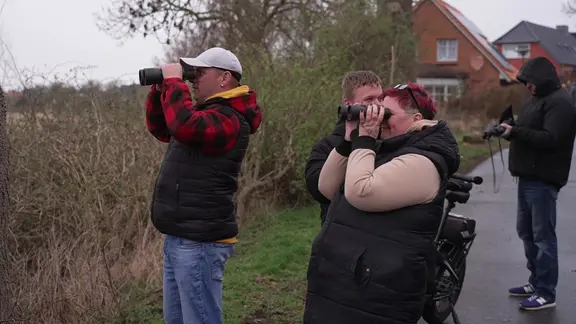 Von Redentin an der Wismarbucht aus halten Einwohner mit Ferngläsern Ausschau nach dem Wal. | Screenshot/NDR Von Redentin am Ostrand des Wismarbucht halten Einwohner mit Ferngläsern Ausschau nach dem Wal.
