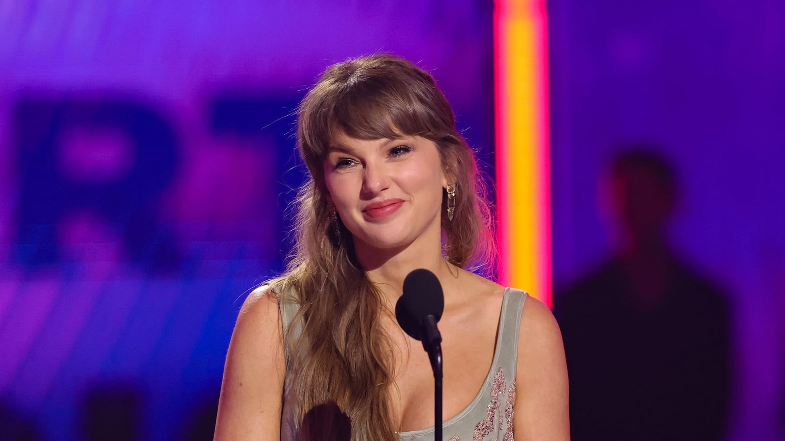 Swift pays tribute to Elizabeth Taylor in new music video