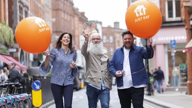 Amanda Roche-Kelly, Managing Director, Just Eat Ireland and MC Crossy presenting the winner of 'Independent Restaurant of the Year 2025' to Raymond MacHugh, co-owner of Sano Pizza at the 12th annual Just Eat Awards. The popular authentic Neapolitan pizza restaurant, with locations in Dublin and Cork