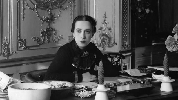 (Eingeschränkte Rechte für bestimmte redaktionelle Kunden in Deutschland. Limited rights for specific editorial clients in Germany.) Schiaparelli, Elsa *1895-1973+Modeschöpferin, ItalienPorträt am Schreibtischveröffentlicht: Dame 20/1937Foto: Studio Dorvyne (Photo by Atelier Dorvyne/ullstein bild vi