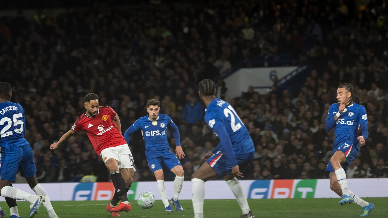United edge Chelsea to close in on Champions League spot